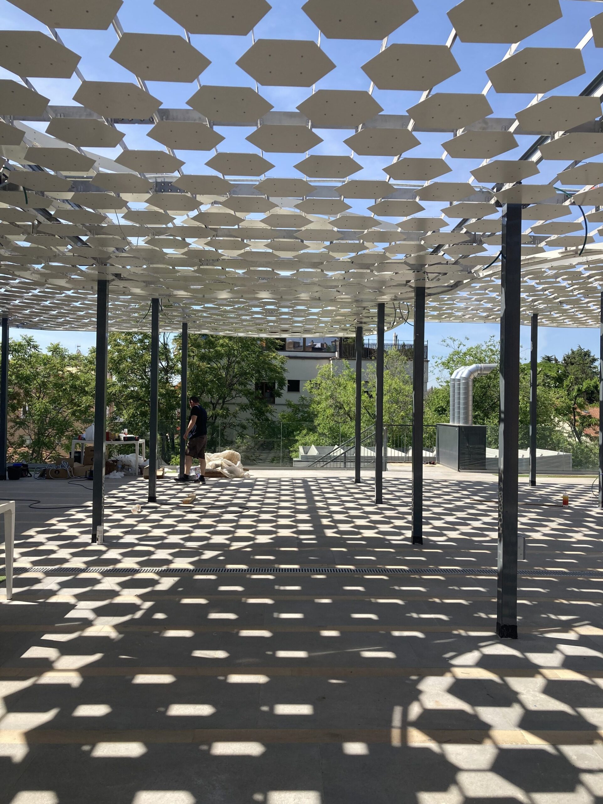 HYBRID-TEXTILES-PERGOLA-DENVELOPS-SHADOWS